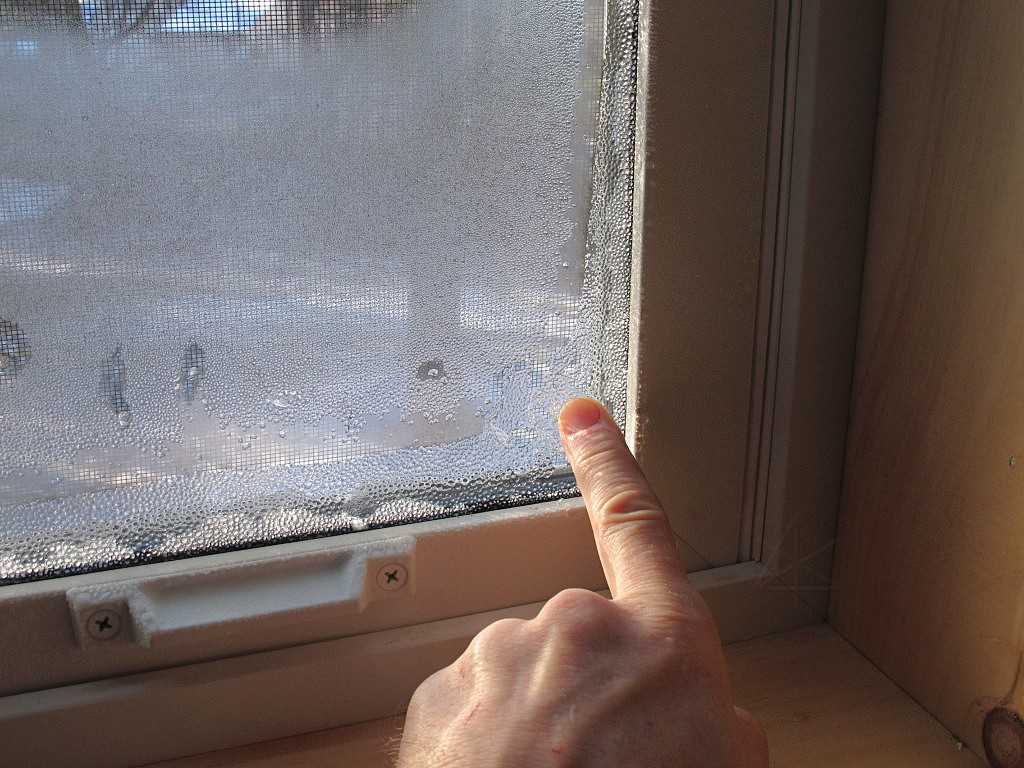 Потеют пластиковые окна в доме изнутри что делать форум: Почему потеют пластиковые окна изнутри в квартире и что делать, чтобы не запотевали окна