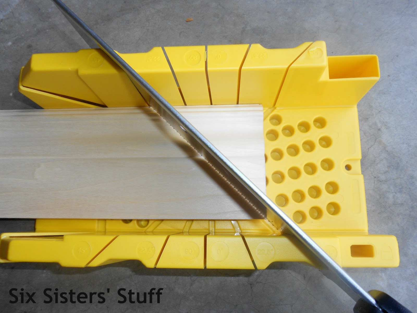 Как вырезать углы на потолочных плинтусах без стусла: Как резать углы потолочного плинтуса без стусла
