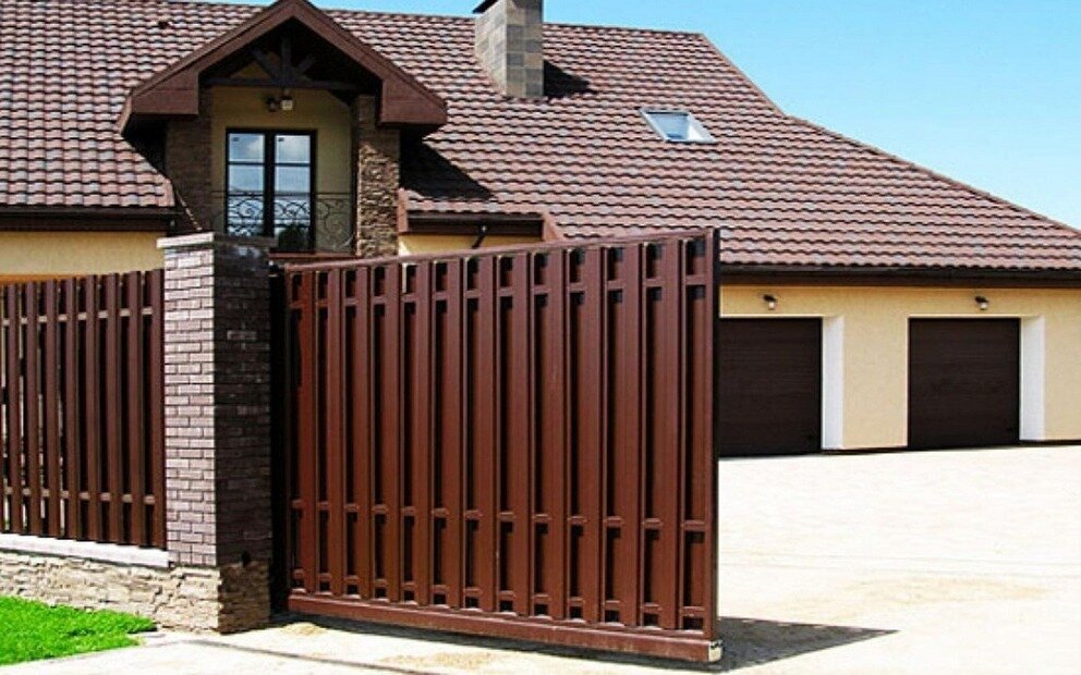 Ворота раздвижные в частный дом фото: три вида конструкций, дизайн с обзором материалов с фото
