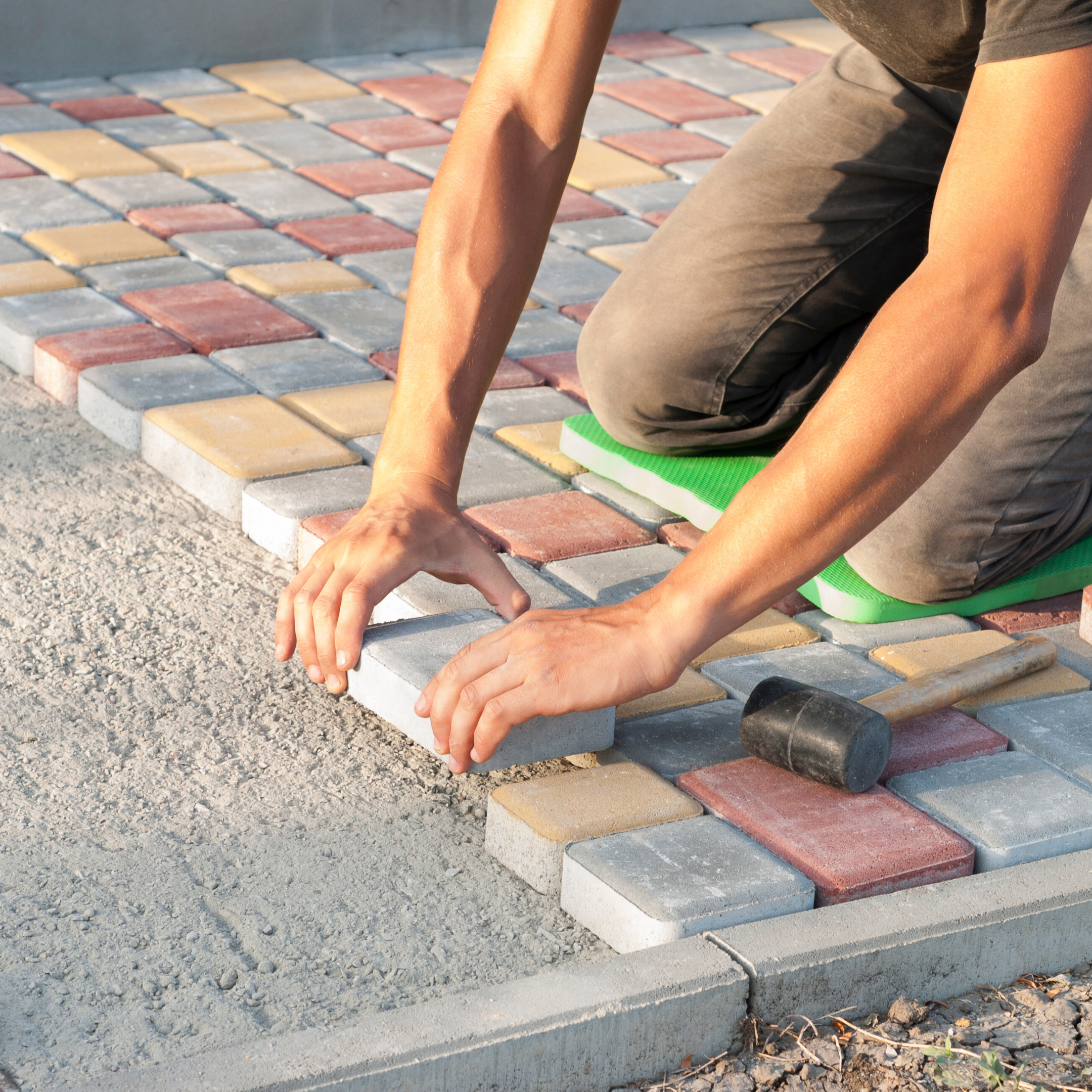Как класть тротуарную плитку своими руками на песок: Технология укладки тротуарной плитки на песок: пошаговая инструкция