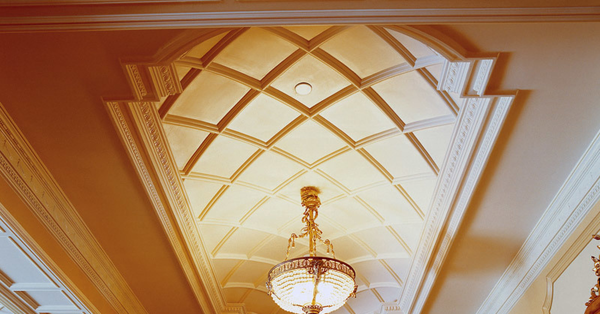 Потолок из гипсокартона классика фото: Потолок в стиле классика: красивые фото, виды оформления, лучшие варианты, цвет в интерьере, дизайн (потолок, классический)