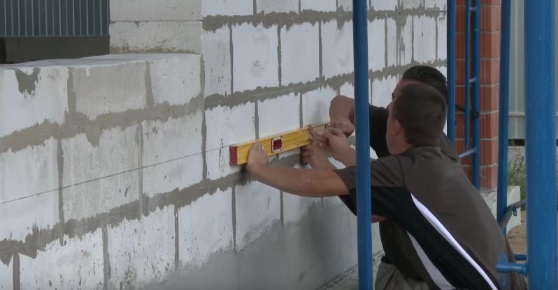 Утепление стен пенопластом снаружи своими руками видео: Как утеплить дом пенопластом снаружи + видео
