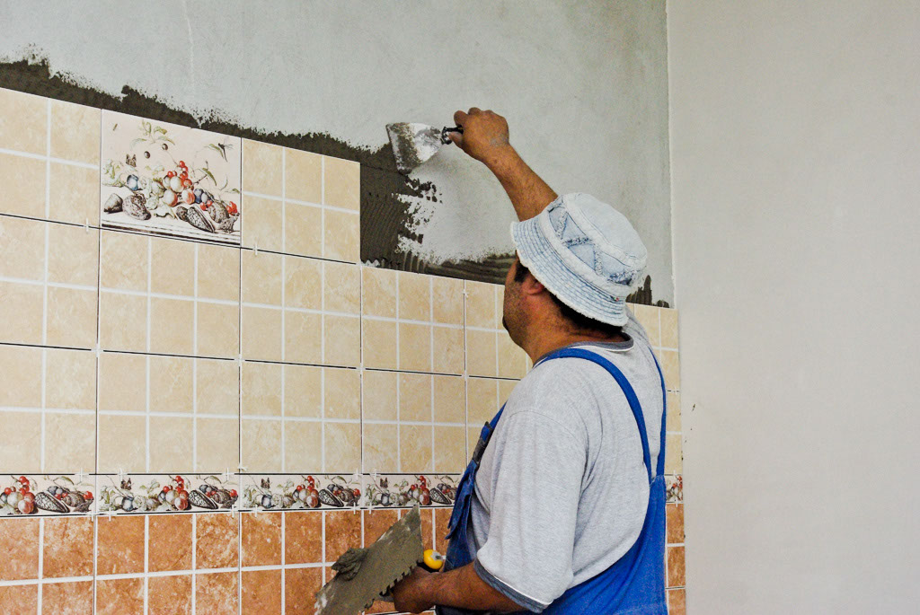 Как положить на стену кафель: Как класть плитку на стену: как положить настенную плитку в ванной и других комнатах