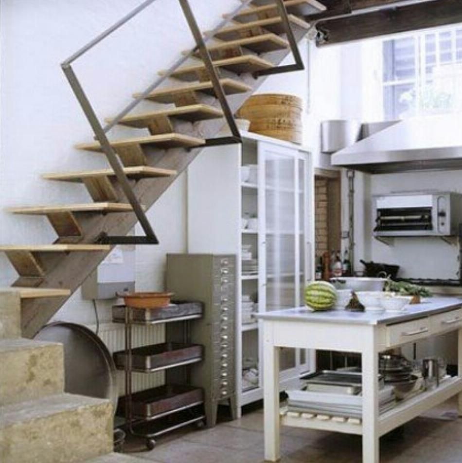Лестница на кухне на второй этаж: Кухня в частном доме рядом лестницей на второй этаж (40 фото)