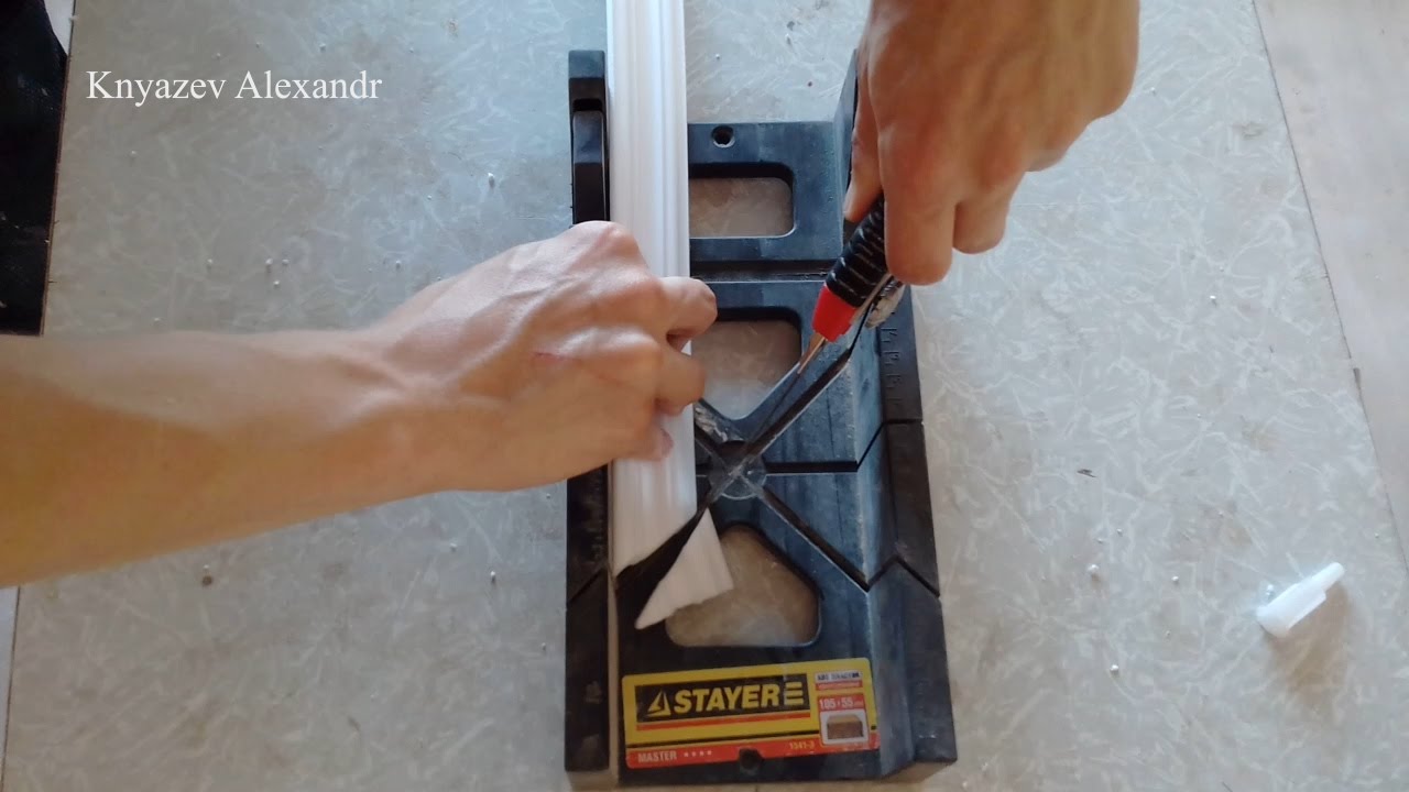 Как вырезать углы на потолочных плинтусах в домашних условиях: Как резать углы потолочного плинтуса в домашних условиях