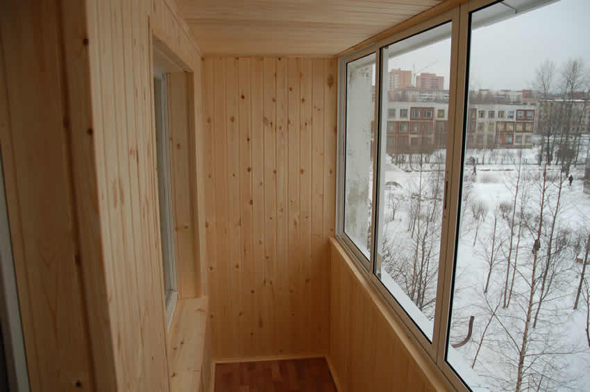 Отделка вагонкой балкона видео: Как обшить балкон деревянной вагонкой своими руками