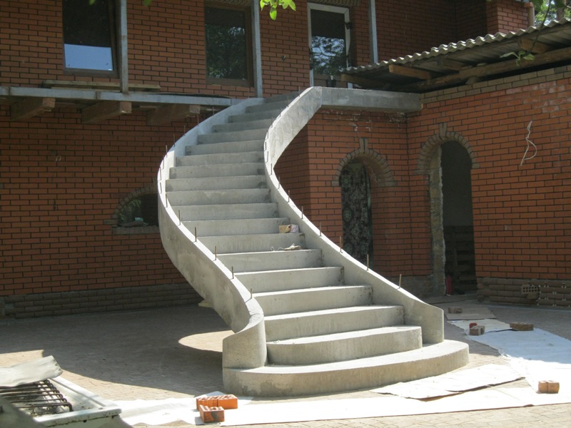 Крыльцо для частного дома полукруглое фото: дизайн для частного дома. Как сделать ступени и лестницу с навесом и без него своими руками?