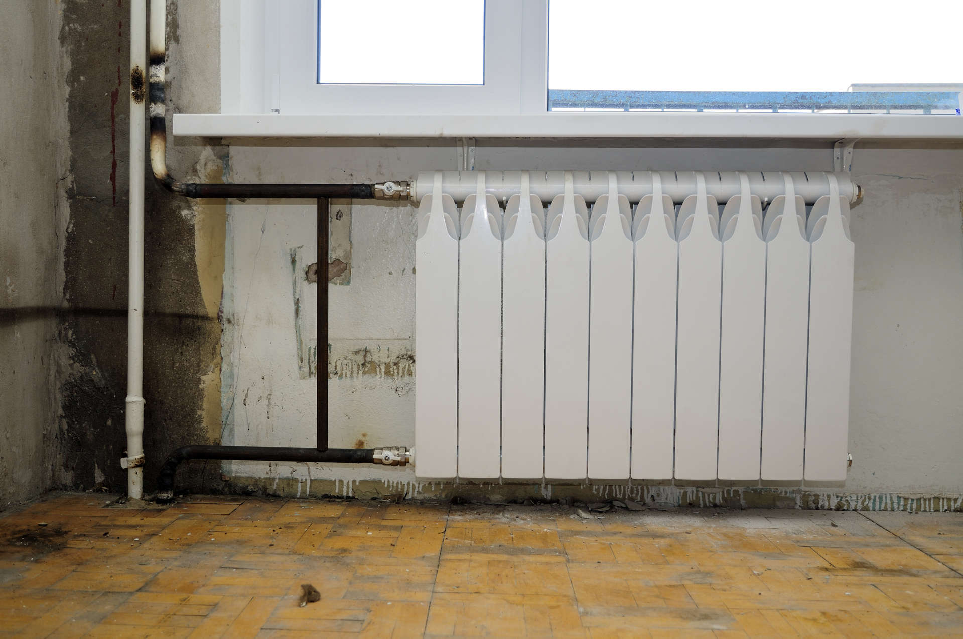 Установка радиаторов отопления в квартире своими руками видео: Установка радиаторов отопления в квартире своими руками: нормы, СНиПы и схемы