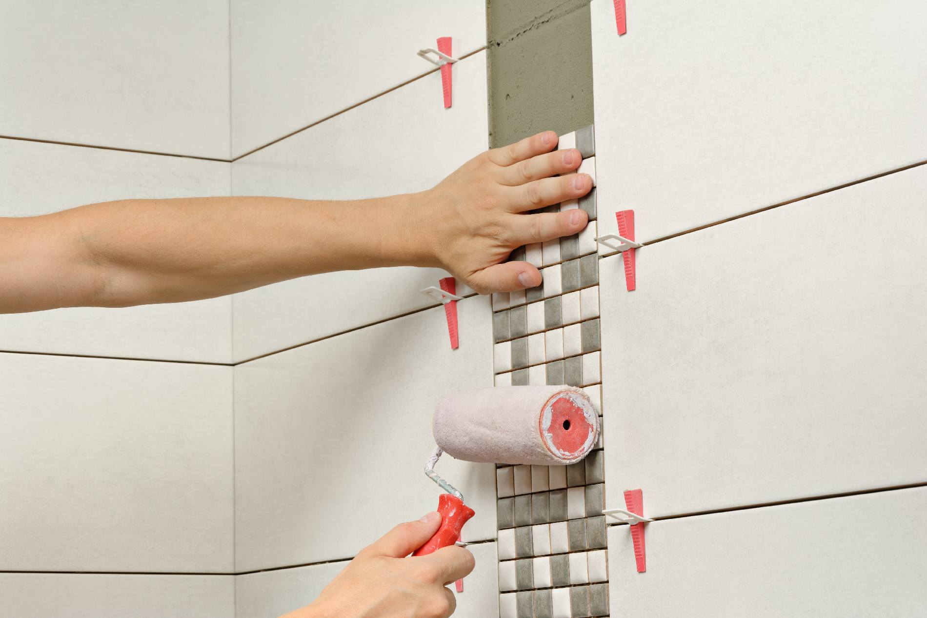 Как класть плитку на стены в ванной: Как класть плитку на стены ванной?
