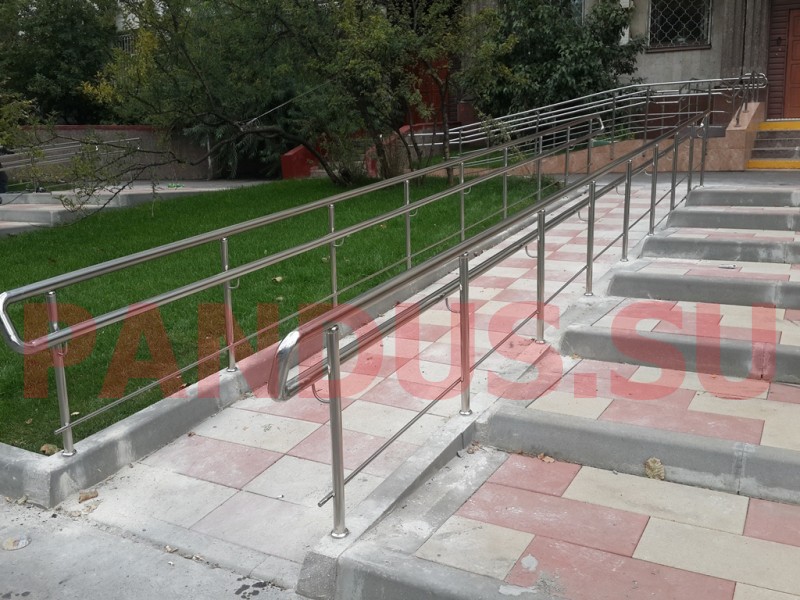 Крыльцо с пандусом фото: ступеньки для частного кирпичного дома, наружные лестницы для загородного коттеджа, уличные ступени