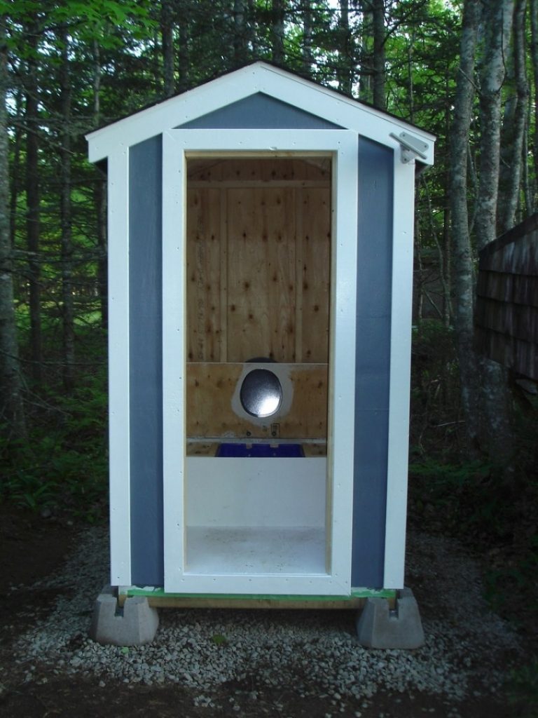 Туалет во дворе: Туалет для дачи (175 фото): как сделать дачный вариант без запаха и откачки своими руками, деревенская постройка