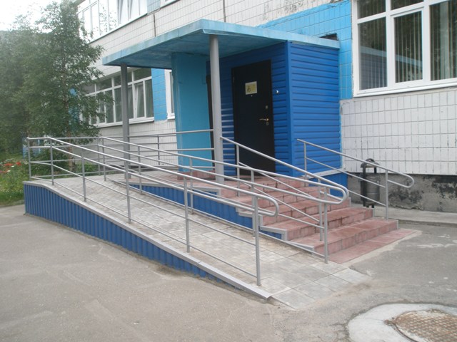 Крыльцо с пандусом фото: ступеньки для частного кирпичного дома, наружные лестницы для загородного коттеджа, уличные ступени