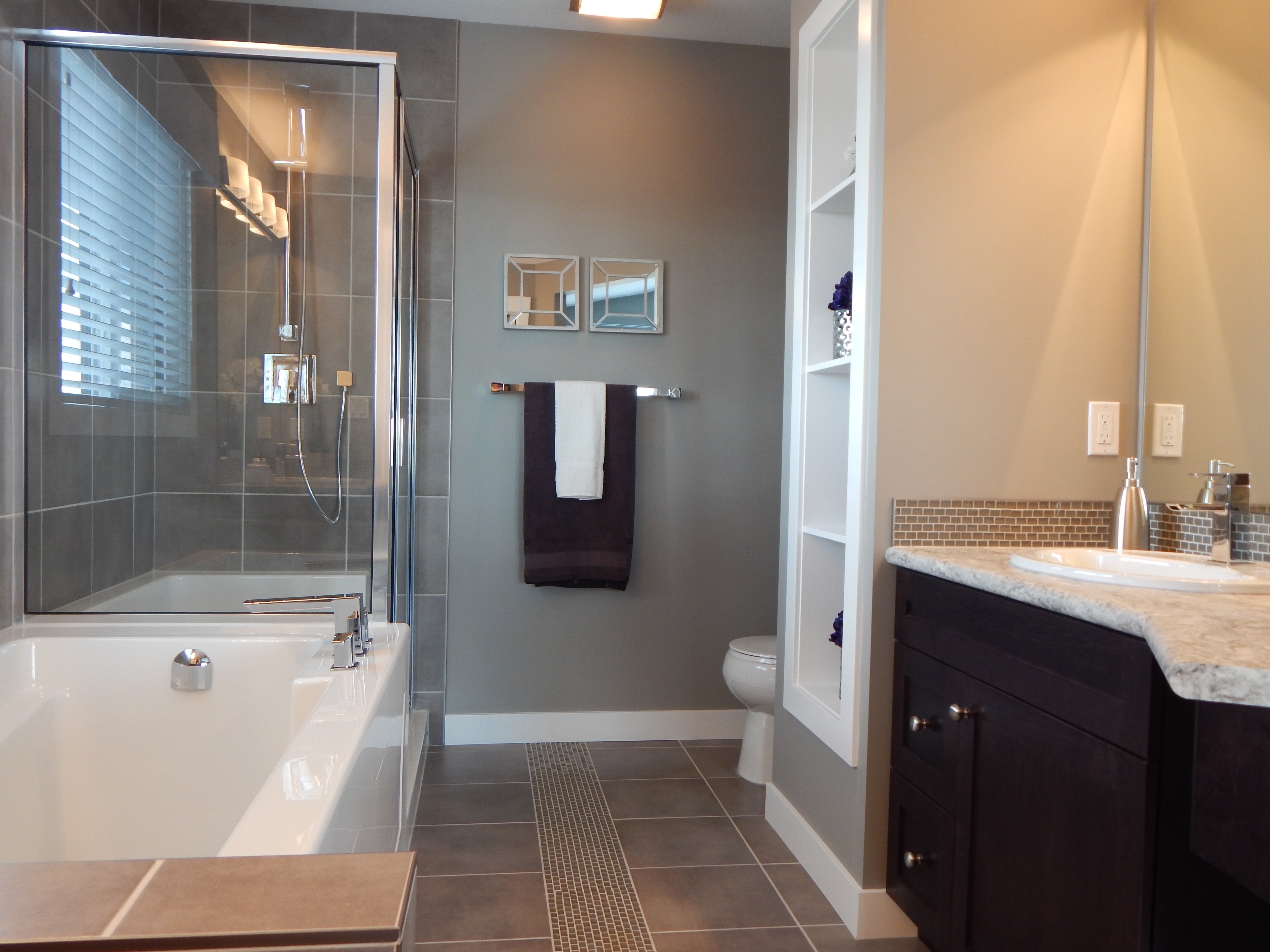 Ванная комната в краске с душевой кабиной дизайн: Покраска стен в ванной комнате: как сочетать стильный дизайн и практичность (53 фото)