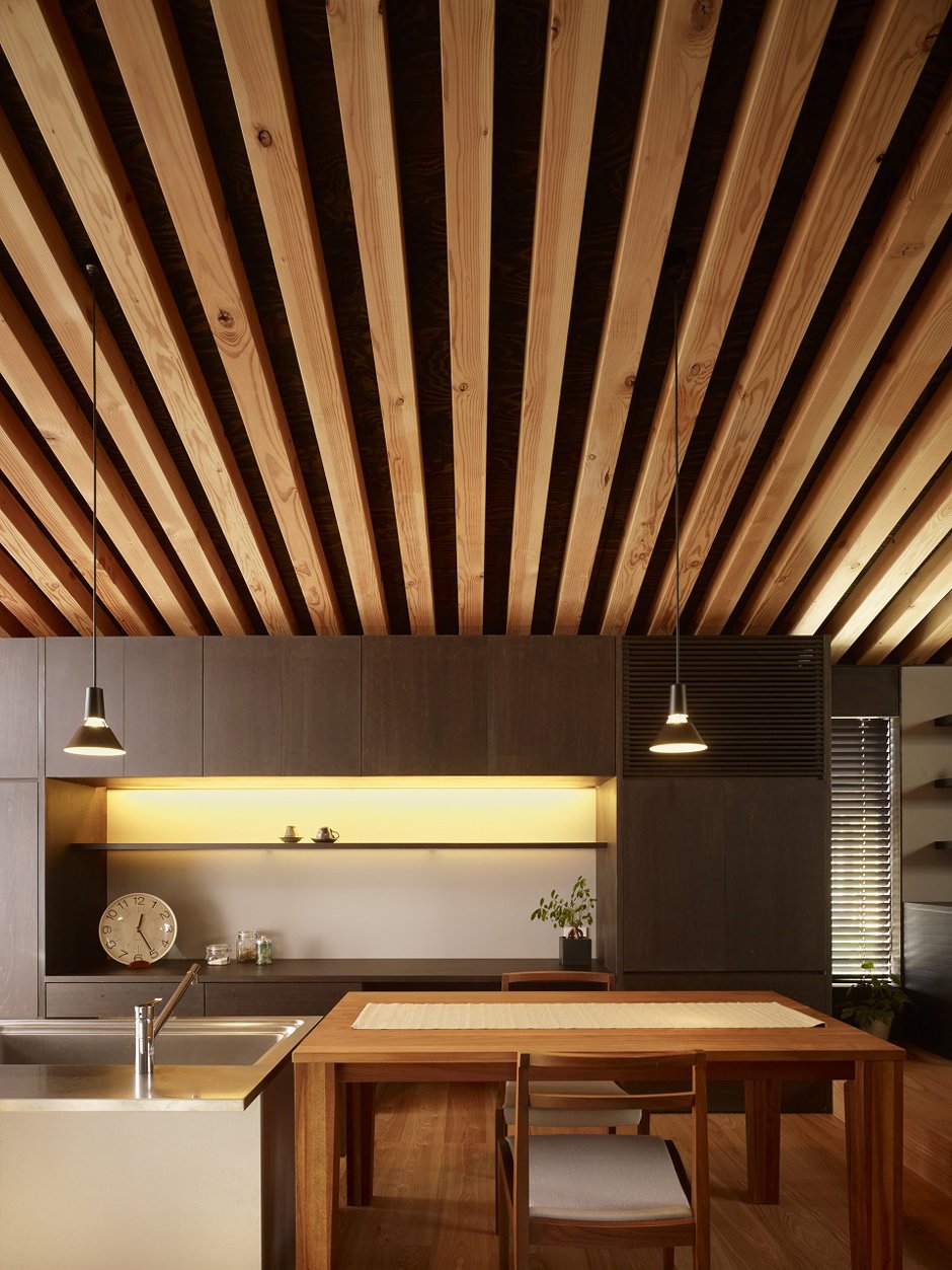 Необычные деревянные потолки: 90 фото, стильные идеи для интерьера квартиры и дома