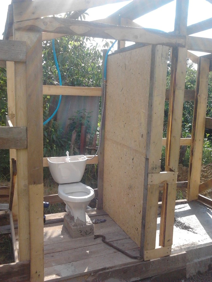 Установка уличного туалета: Как обустроить дачный туалет