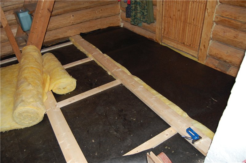 Утепление потолка в деревянном доме минватой: Утепление потолка в доме с холодной крышей: различные методы