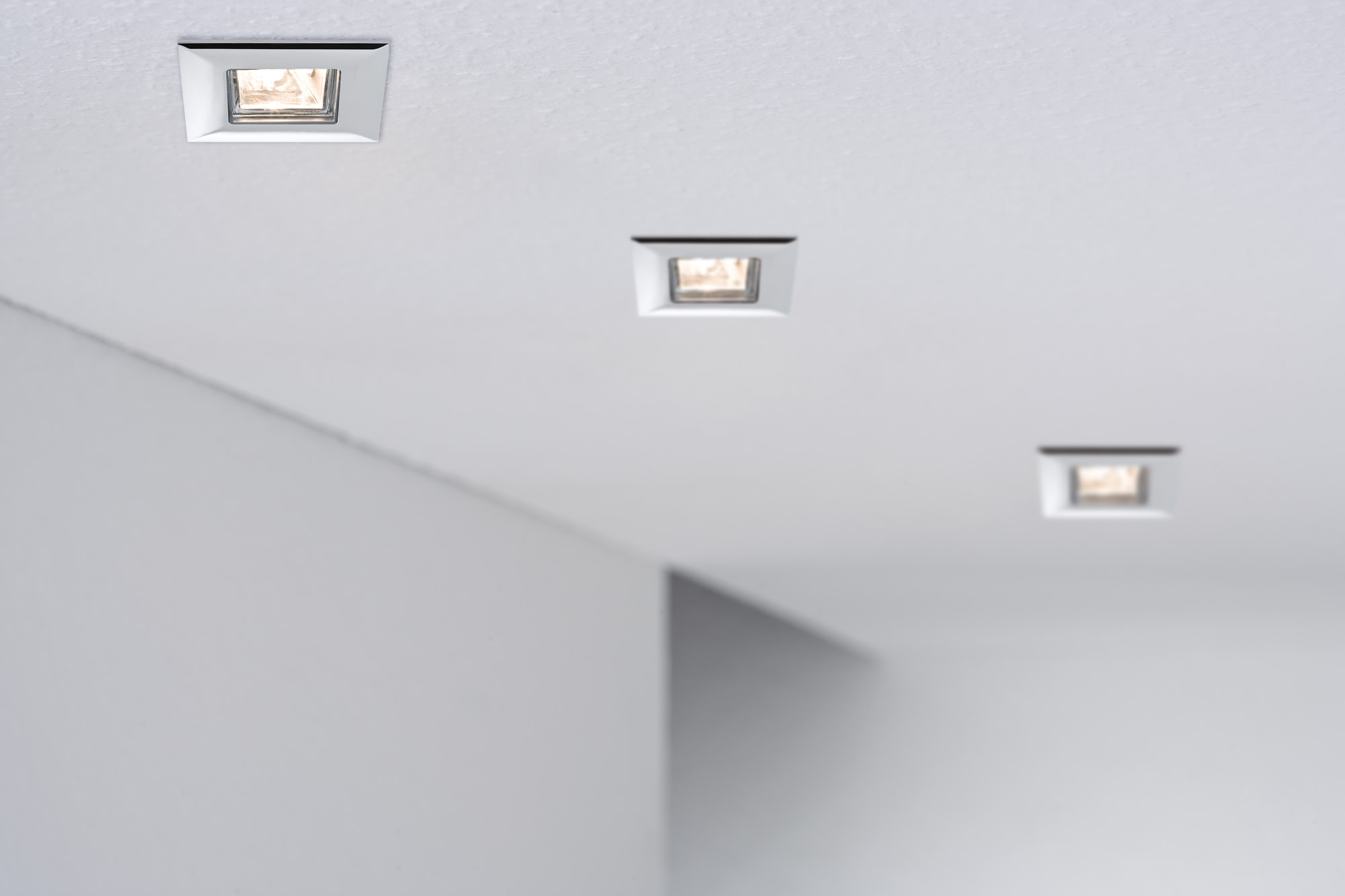 Встраиваемые споты в потолке фото: светодиодные потолочные встраиваемые лампы, схемы расположения в интерьере, отзывы