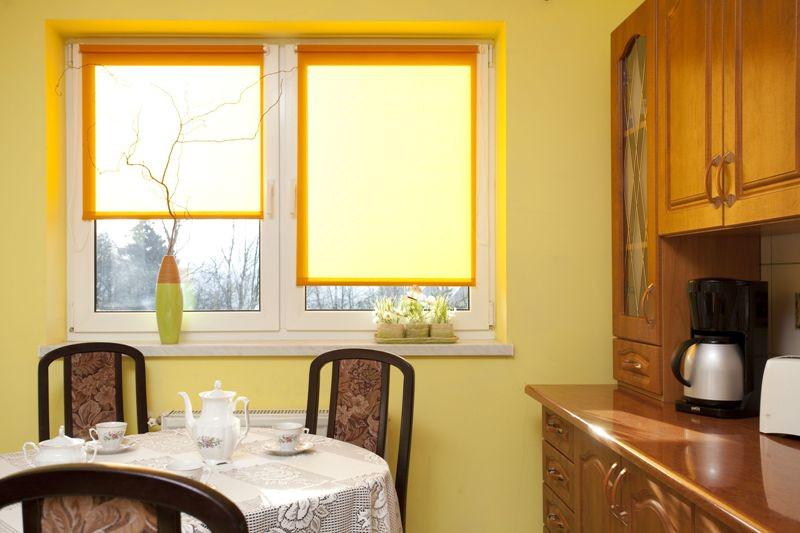 Жалюзи на окно на кухне фото: Жалюзи на кухню - фото 40 идей, какие жалюзи выбрать для кухни