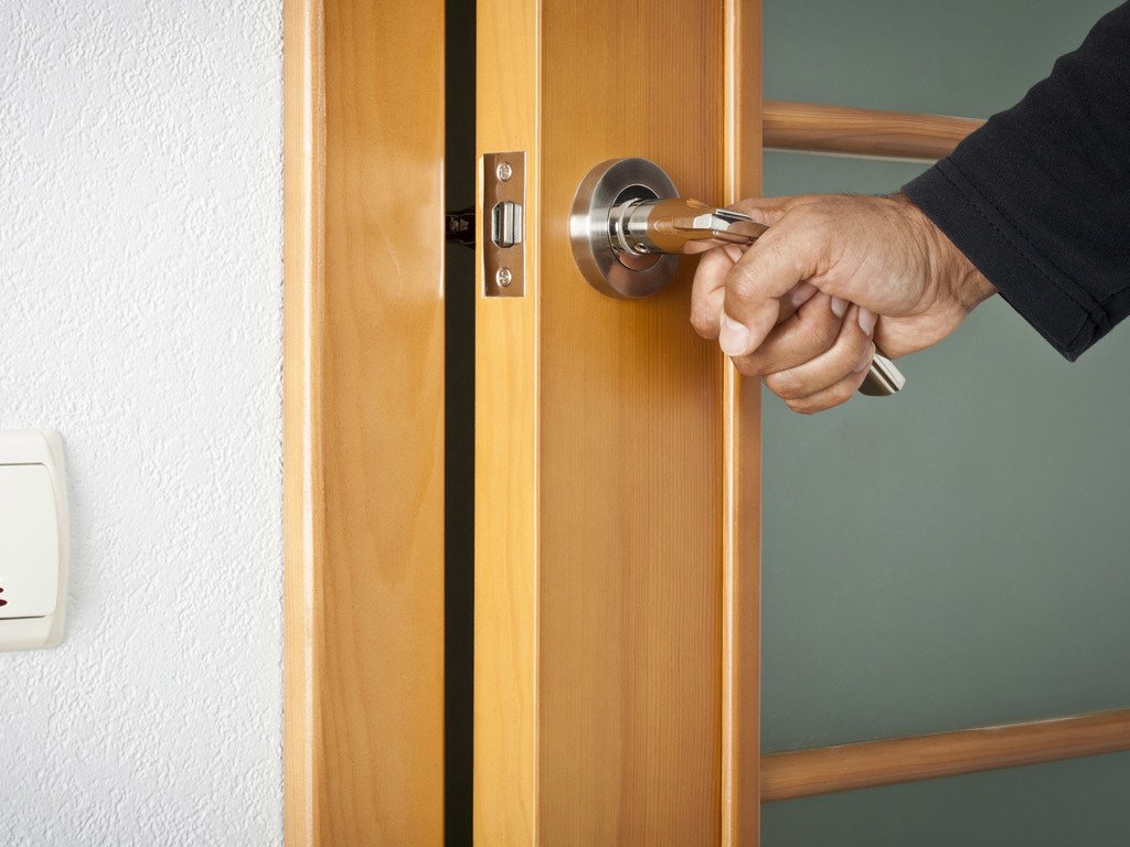 Как поставить самостоятельно межкомнатную дверь: Как установить межкомнатную дверь своими руками