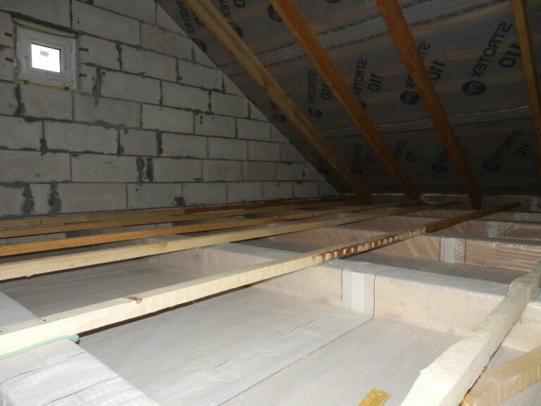 Утепление потолка деревянного дома: как и чем правильно утеплить потолок в частном доме своими руками