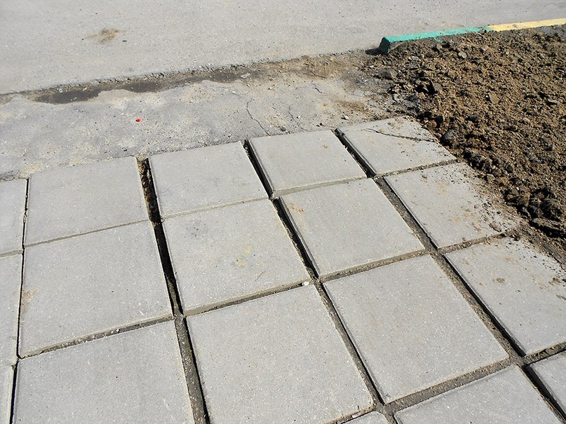 Как класть тротуарную плитку своими руками на песок: Технология укладки тротуарной плитки на песок: пошаговая инструкция