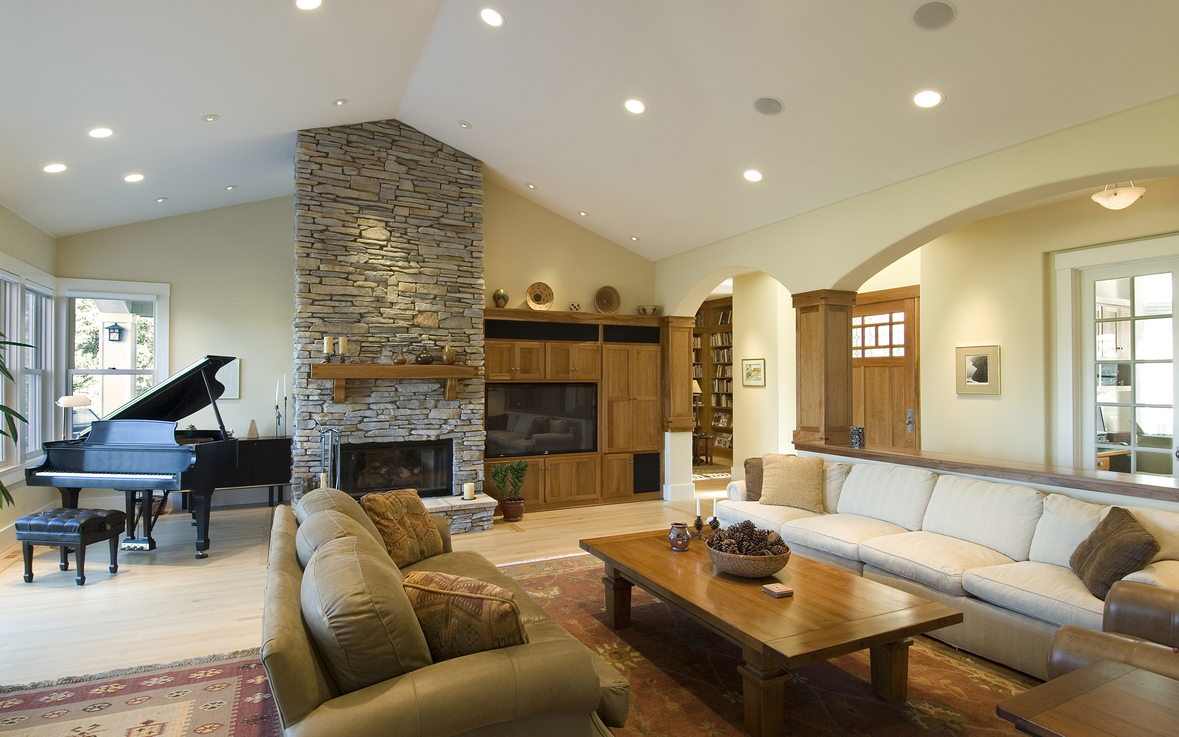 Дизайн гостиной с камином в частном доме: интерьер каминного зала в деревянном загородном доме