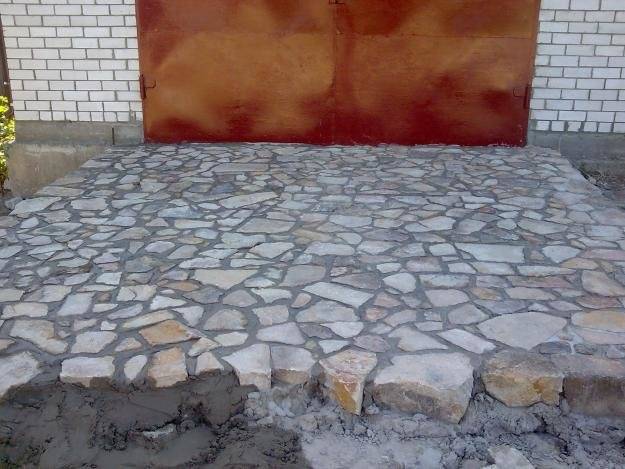 Дикий камень во дворе частного дома фото: Оформление дачного участка и двора декоративными камнями на фото