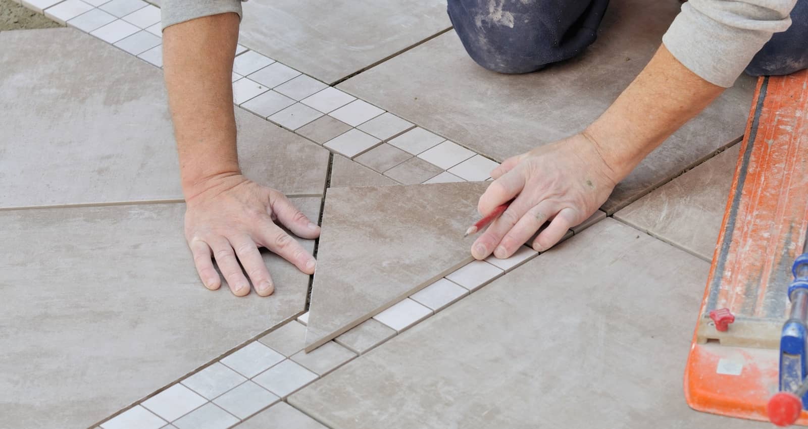 Как класть на пол длинную плитку: Укладка плитки на пол своими руками. Как правильно выложить плитку в ванной или кухне.
