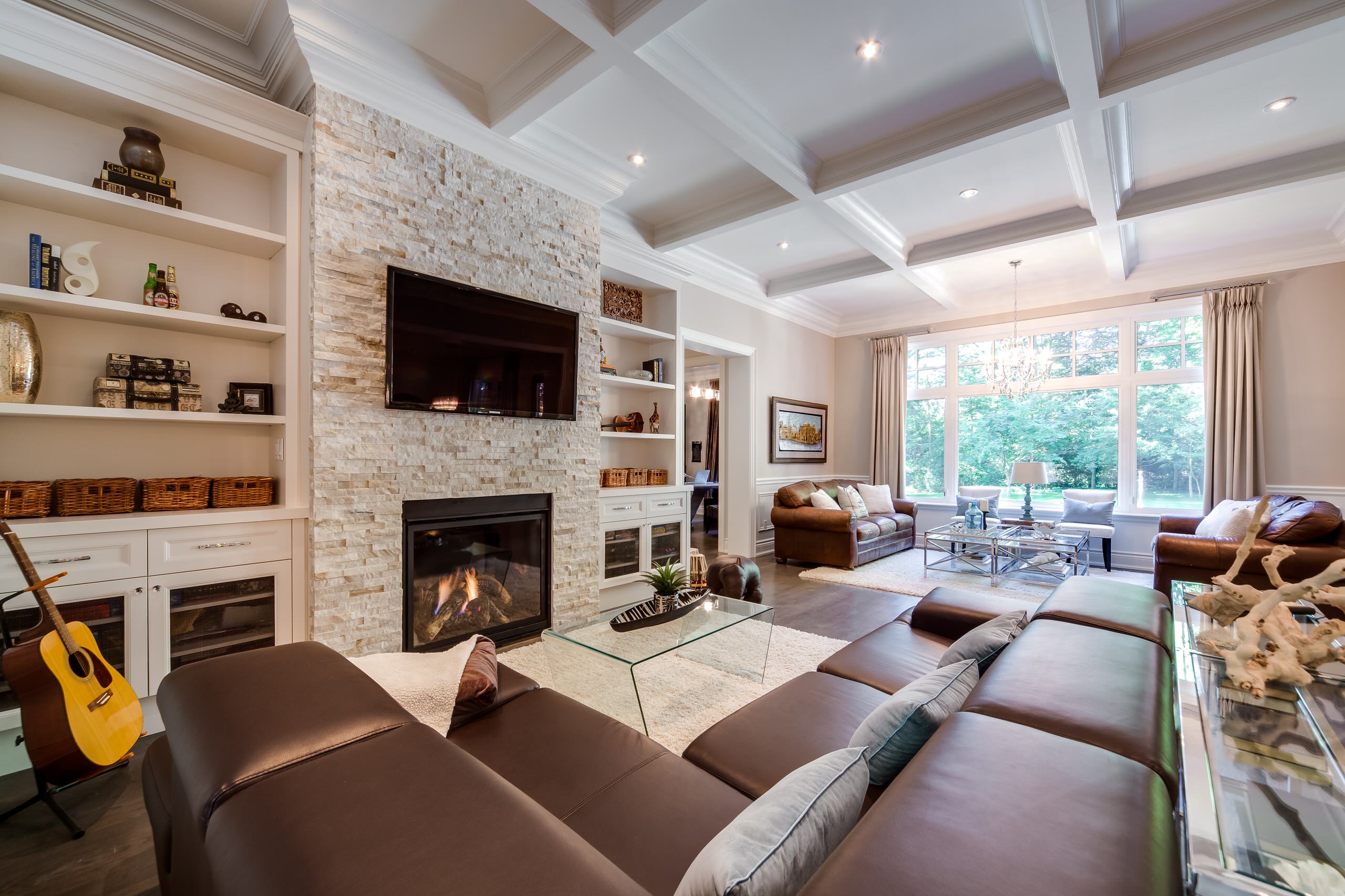 Дизайн интерьера гостиной фото: Потолок в гостиной – 135 лучших фото идей для квартиры и дома