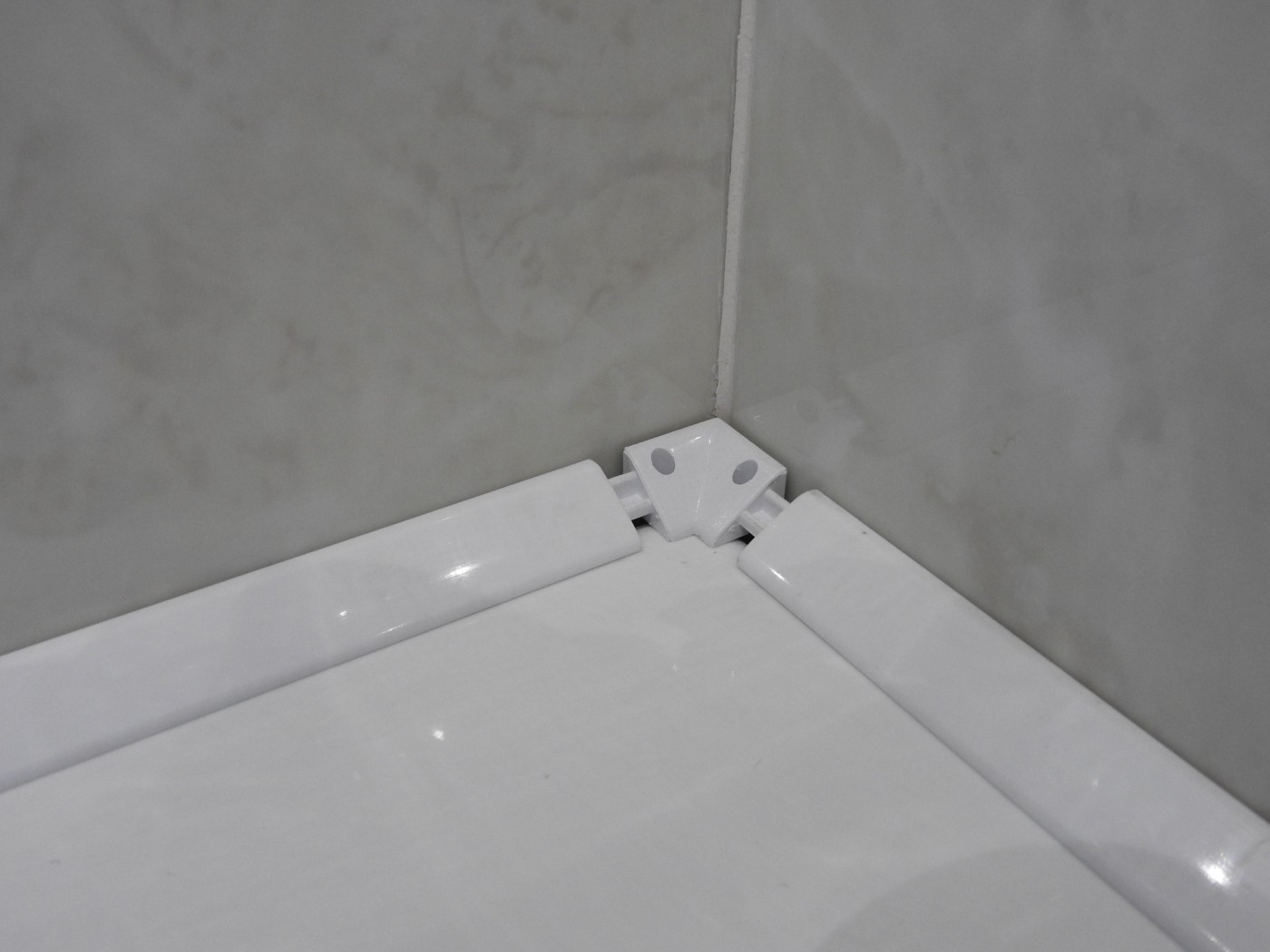 Керамический плинтус на ванну: Керамические бордюры для ванны и уголки: выбор, установка и монтаж