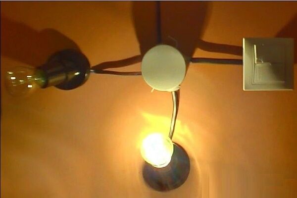 Как соединить три лампочки к одному проводу: Как подключить три светильника к одному выключателю