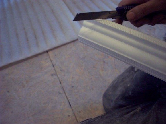 Как сделать потолочные плинтуса углы видео: Как состыковать потолочный плинтус в углах – тонкости процесса + Видео