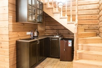 Лестница на кухне на второй этаж: Кухня в частном доме рядом лестницей на второй этаж (40 фото)