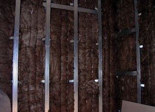 Звукоизоляция стены из дерева: видео-инструкция по монтажу своими руками, особенности материалов для изоляции перегородок, конструкций между этажами, пола, стен, потолка, что лучше, цена, фото