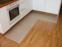 Пол на кухне из плитки и ламината фото: Плитка и ламинат на пол в кухне (61 фото): комбинированный пол из ламината