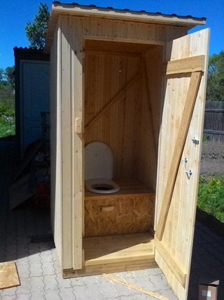 Туалет во дворе: Туалет для дачи (175 фото): как сделать дачный вариант без запаха и откачки своими руками, деревенская постройка