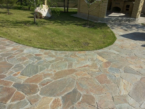 Дикий камень во дворе частного дома фото: Оформление дачного участка и двора декоративными камнями на фото