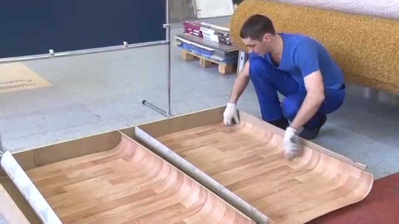 Как клеить линолеум к бетонному полу видео: Укладка линолеума на бетонный пол