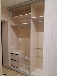 Гардеробная в прихожей: встроенная гардеробная в коридоре из массива в однокомнатной квартире