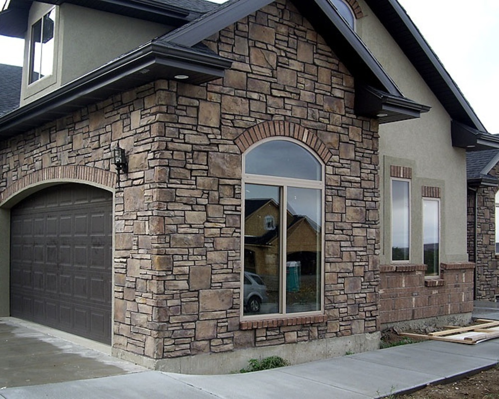Отделка фасада дома камнем фото: Облицовка фасада камнем – 30 наглядных примеров на фото домов