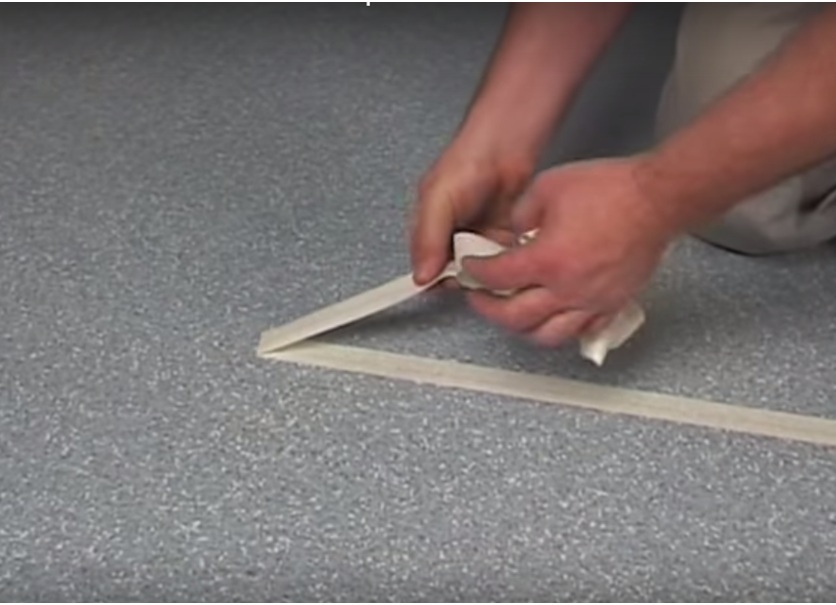 Как клеить линолеум к бетонному полу видео: Укладка линолеума на бетонный пол