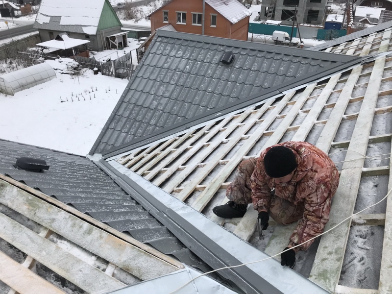 Как своими руками положить металлочерепицу: порядок укладки на крышу, как класть правильно своими руками, раскладка, как укладывать, способы, как соединить, положить черепицу