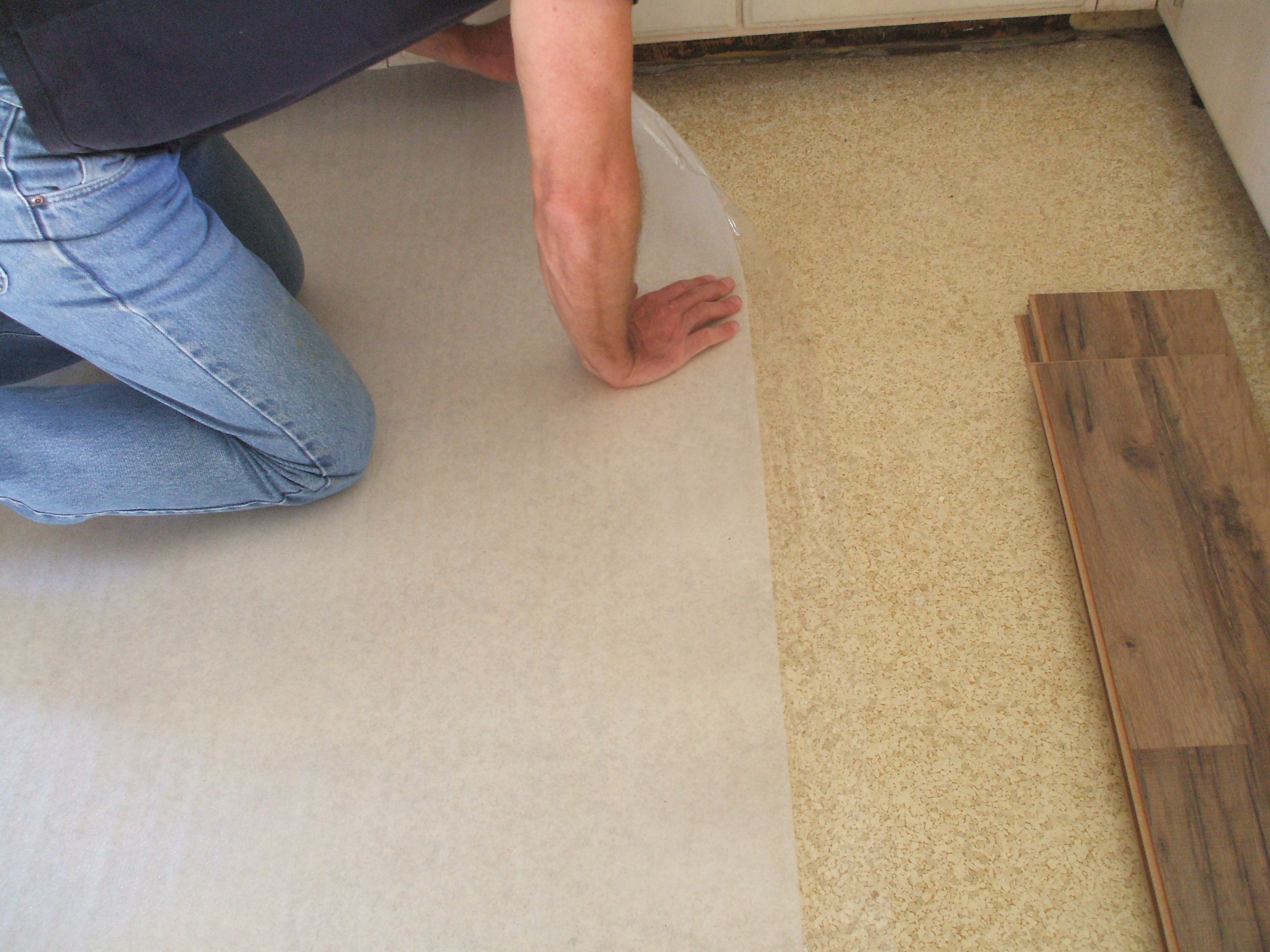 На что кладут линолеум на бетонный пол: Укладка линолеума на бетонный пол своими руками, как стелить линолеум самостоятельно: советы по монтажу