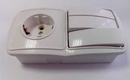 3 клавишный выключатель с розеткой – Трехклавишный выключатель света - схемы и правила подключения своими руками (инструкция с фото и видео)