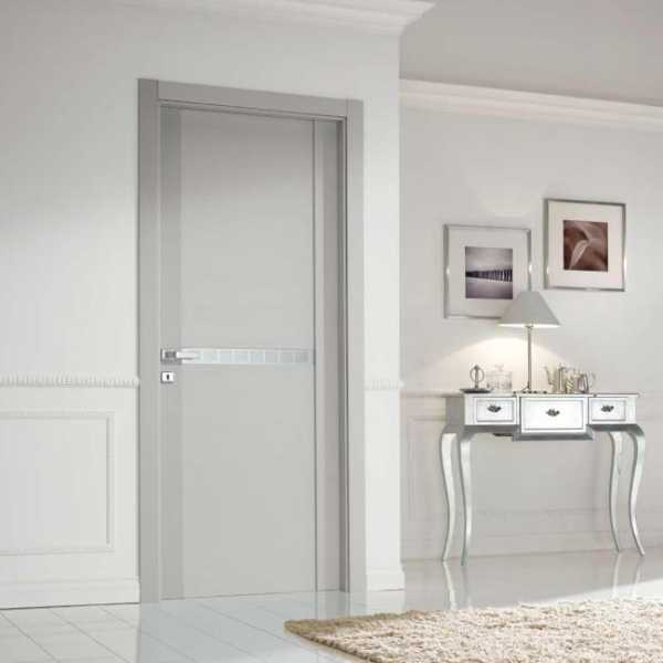 Белые двери серый ламинат в интерьере