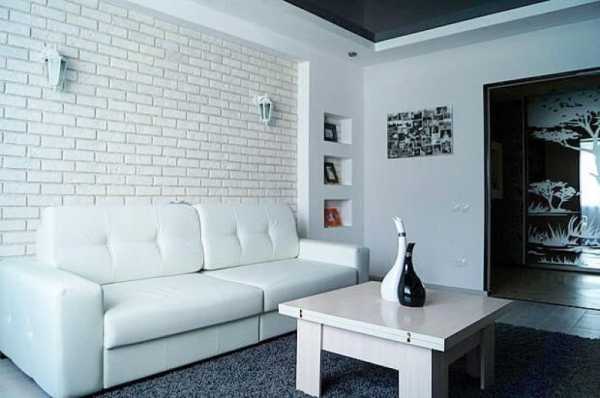 Декоративный камень в гостиной – отделка стен комнаты обоями в сочетании с искусственным камнем