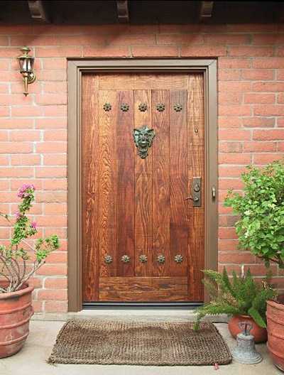 Деревянная дверь входная для дома – видео-инструкция по монтажу своими руками, особенности теплых конструкций из дерева для частного загородного коттеджа, какие лучше, цена, фото