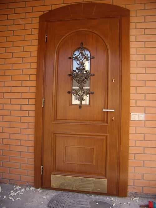 Деревянные входные уличные двери – уличные наружные модели из массива дерева в квартиру или дом, двухстворчатые изделия с шумоизоляцией