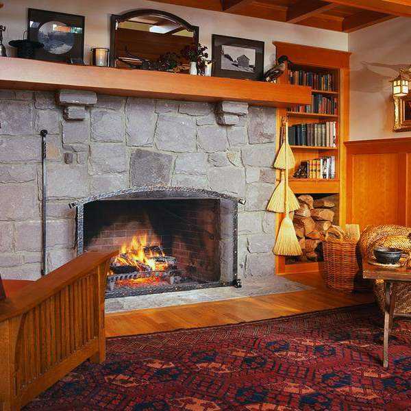 Дизайн гостиной с камином в частном доме – с камином, в классическом стиле, кухни совмещенной с гостиной, в деревянном загородном доме, фото