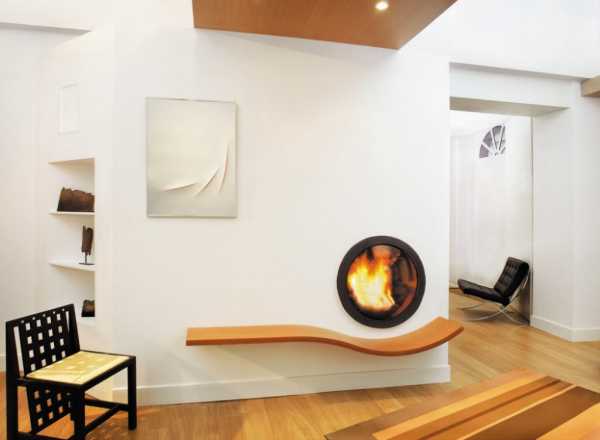 Дизайн гостиной с камином в частном доме – с камином, в классическом стиле, кухни совмещенной с гостиной, в деревянном загородном доме, фото